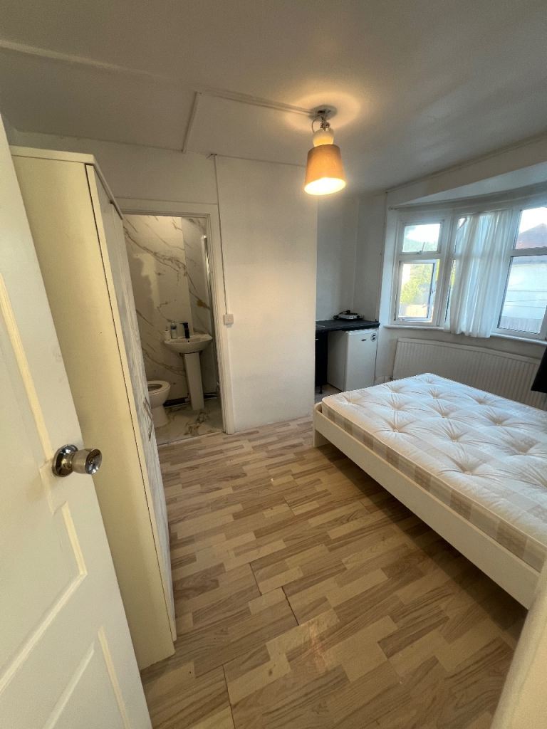 Flat Garden Way in Greater London
