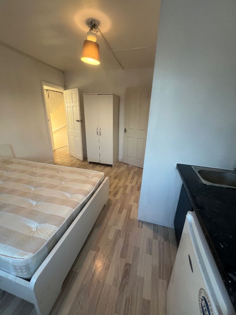Flat Garden Way in Greater London