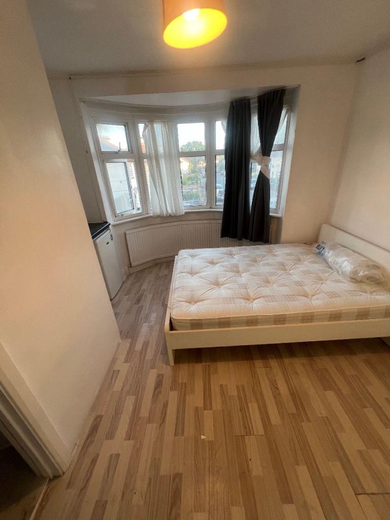 Flat Garden Way in Greater London