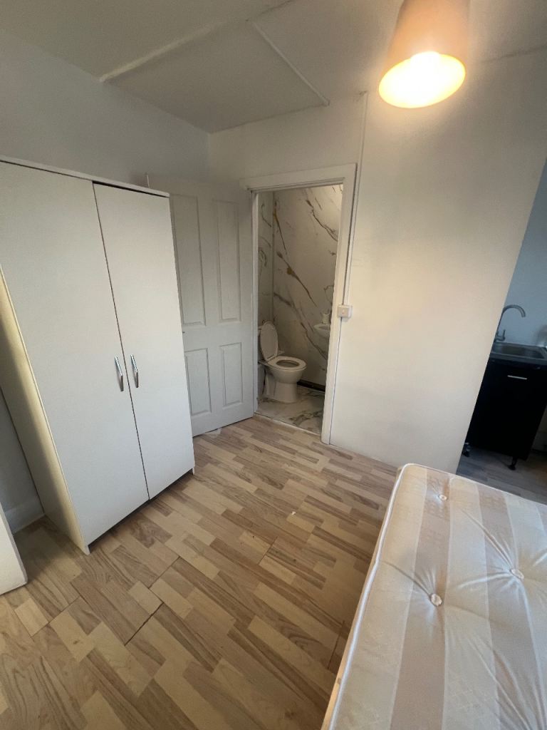 Flat Garden Way in Greater London