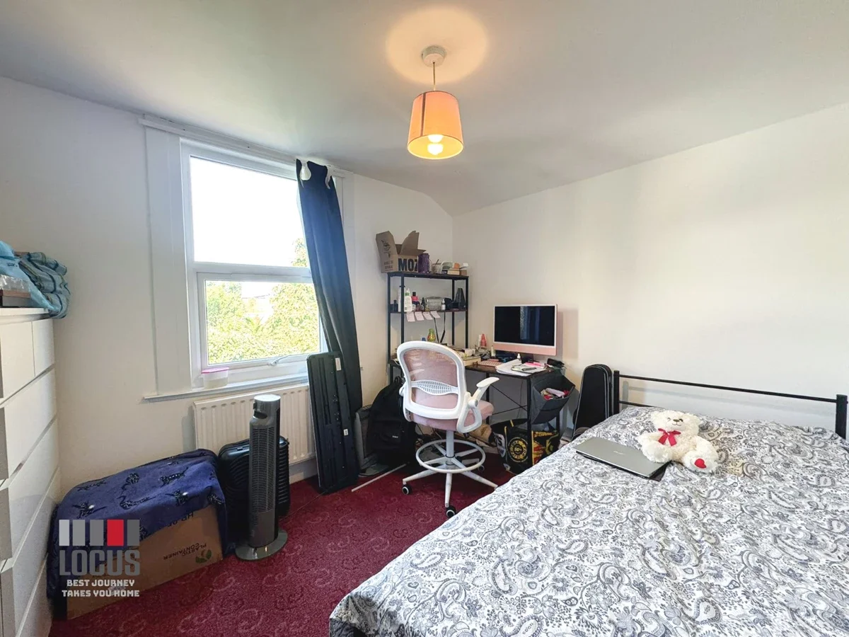 Flat Griffin Road in Greater London