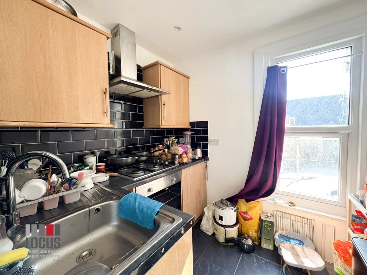 Flat Griffin Road in Greater London
