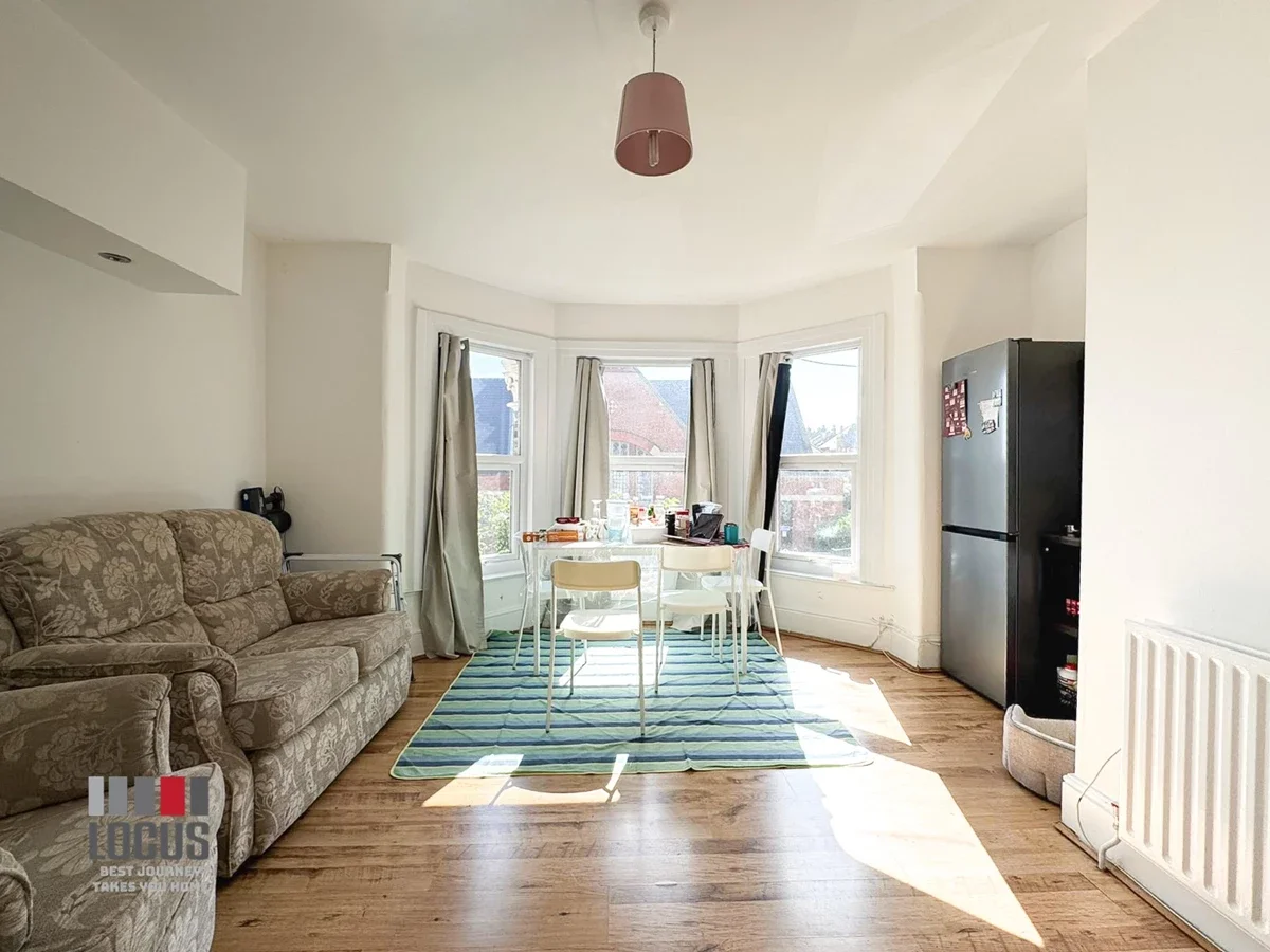 Flat Griffin Road in Greater London