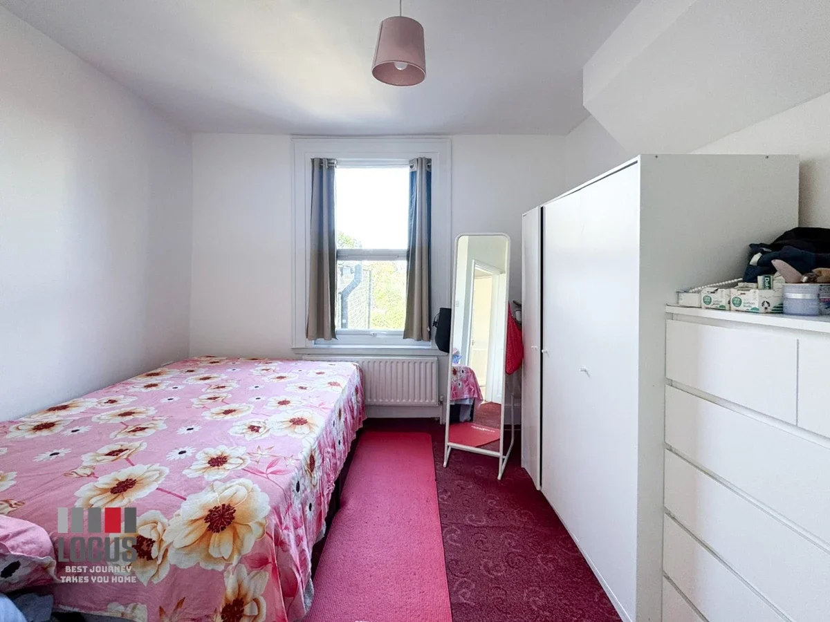 Flat Griffin Road in Greater London