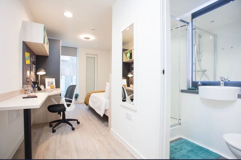 Room Lett Road in Greater London