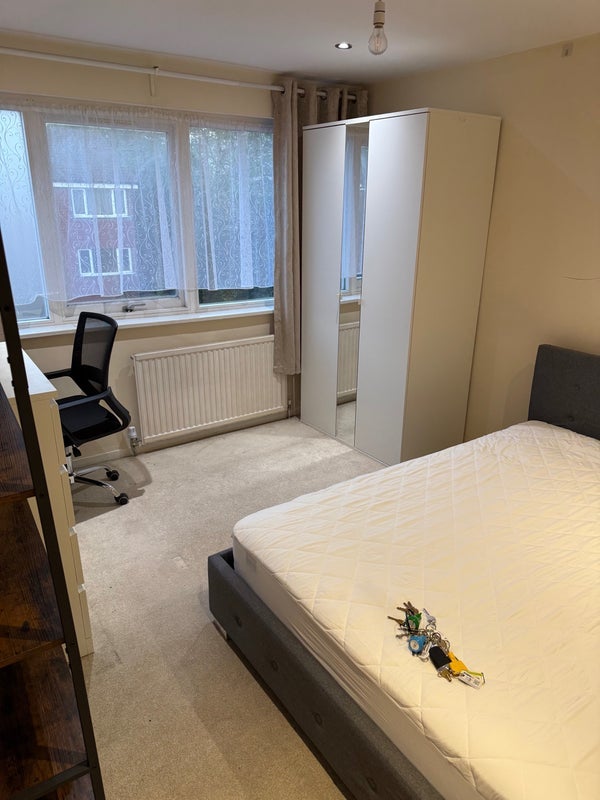 Room Beaulieu Close in Greater London