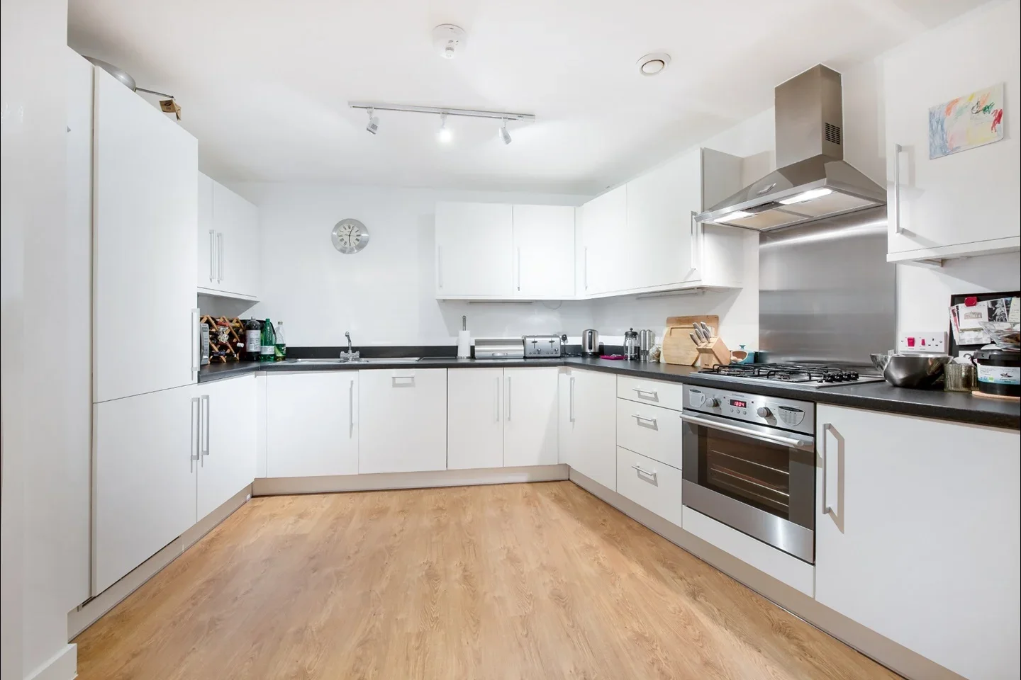 Flat St George's Grove in Greater London