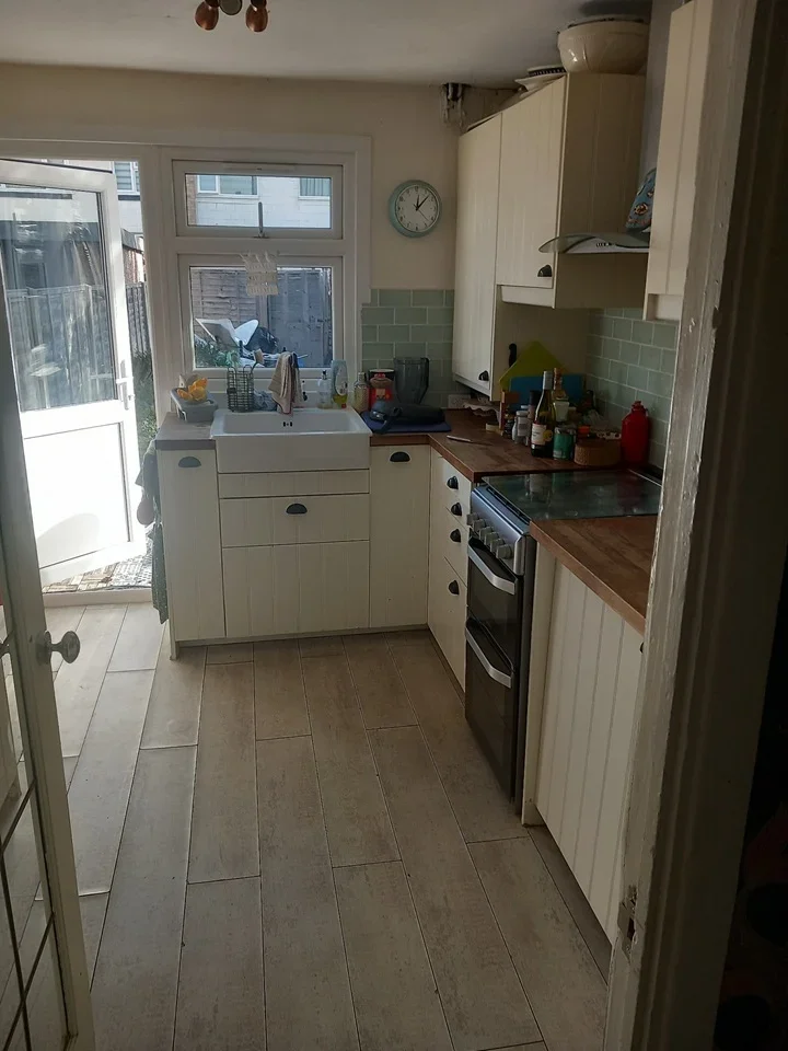 Room Auckland Close in London