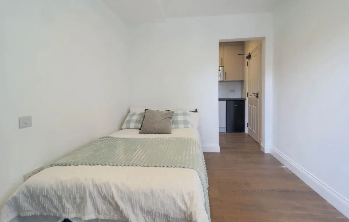 Room Mount Park Crescent in Greater London