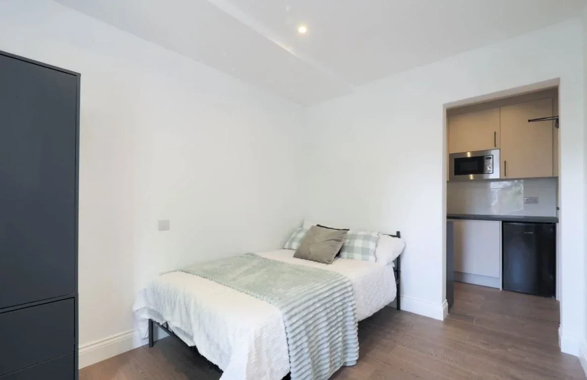 Room Mount Park Crescent in Greater London