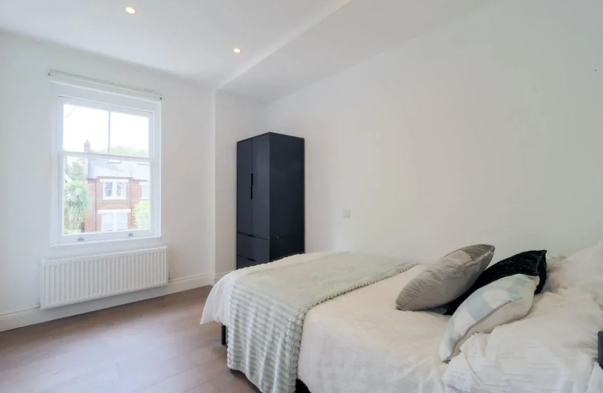 Room Mount Park Crescent in Greater London