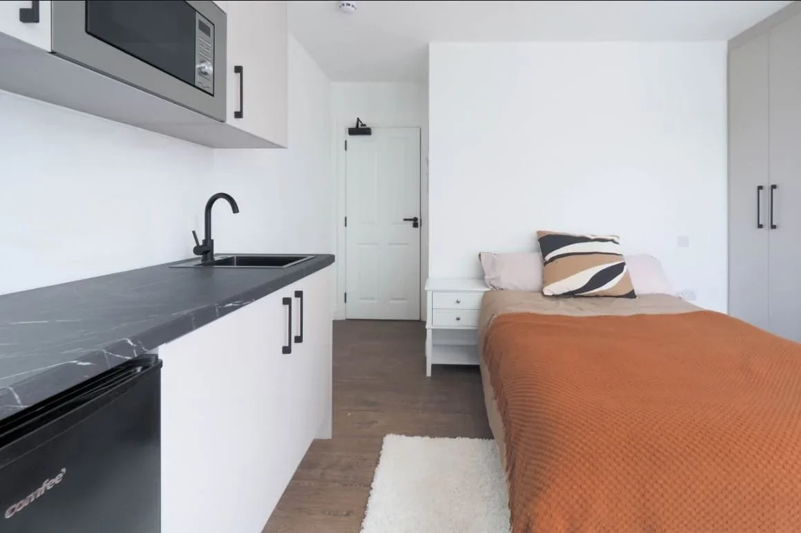 Room Mount Park Crescent in Greater London