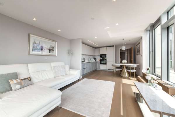 Flat Pan Peninsula Square in Greater London