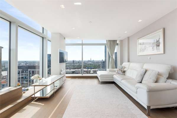 Flat Pan Peninsula Square in Greater London