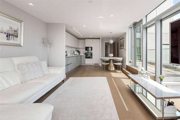 Flat Pan Peninsula Square in Greater London