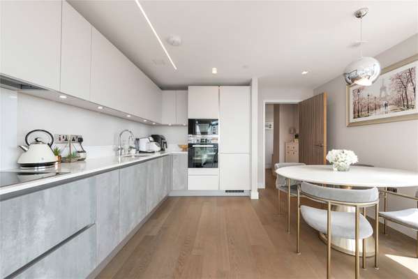Flat Pan Peninsula Square in Greater London