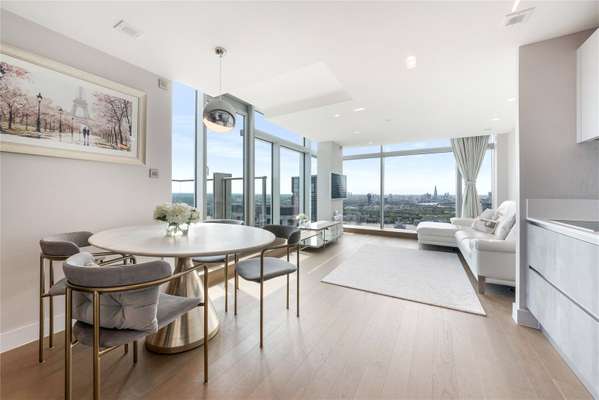 Flat Pan Peninsula Square in Greater London