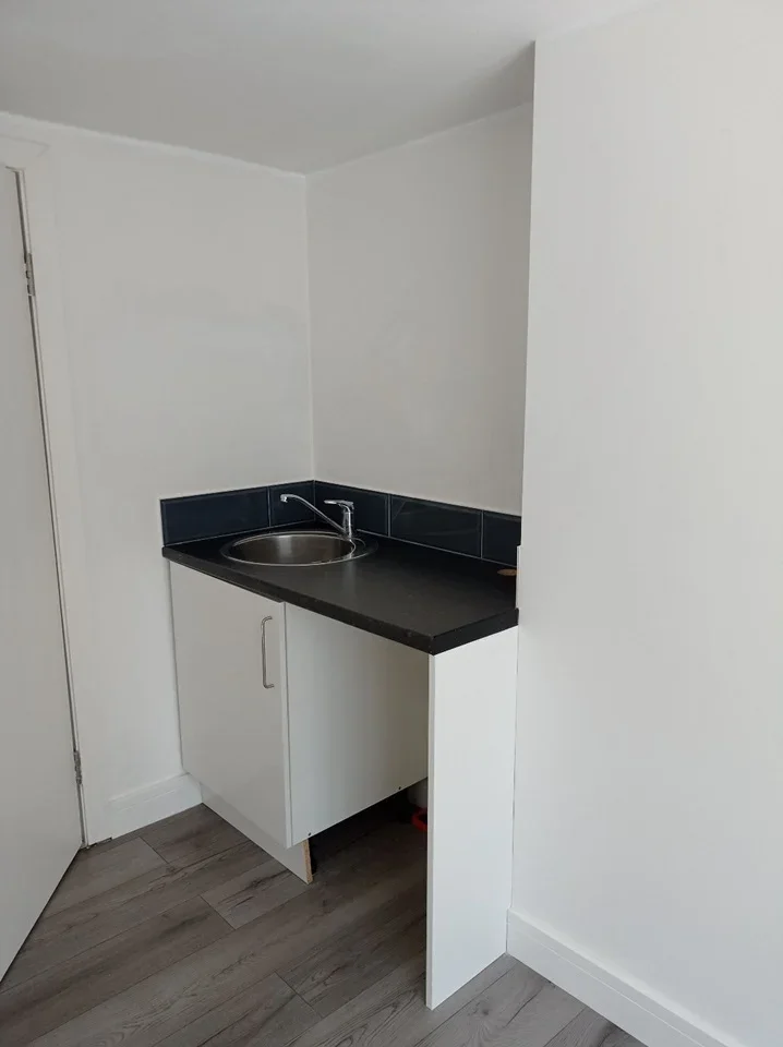 Room Avenue Road in Greater London