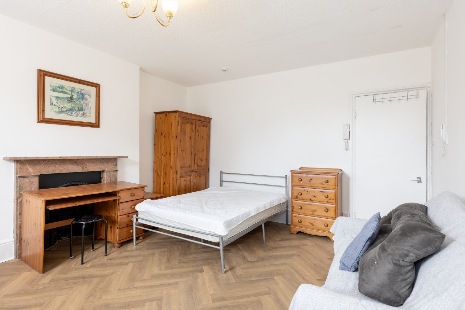 Flat De Vere Gardens in Greater London