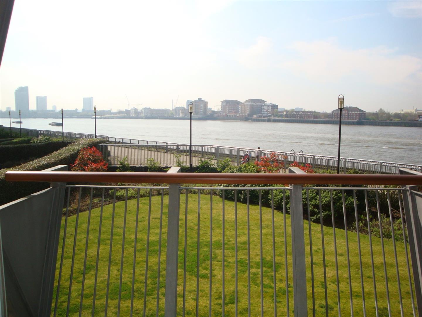 Flat Westferry Road in Greater London