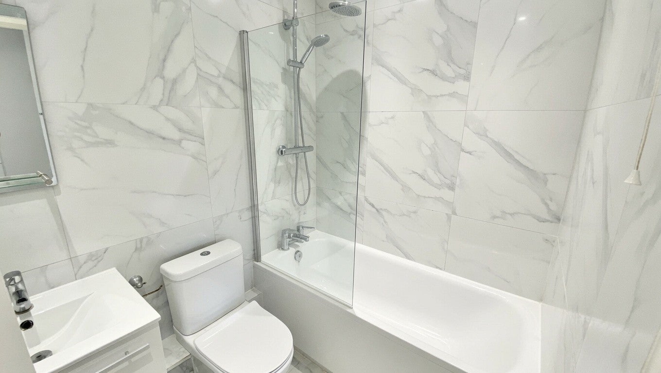 Flat Hodford Road in Greater London
