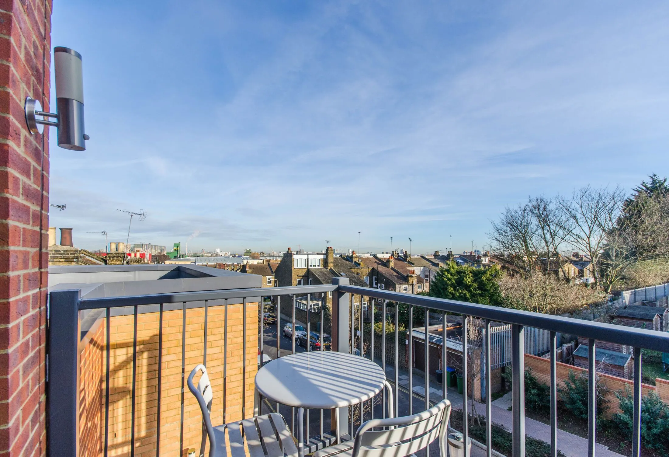 Flat Fairthorn Road in Greater London