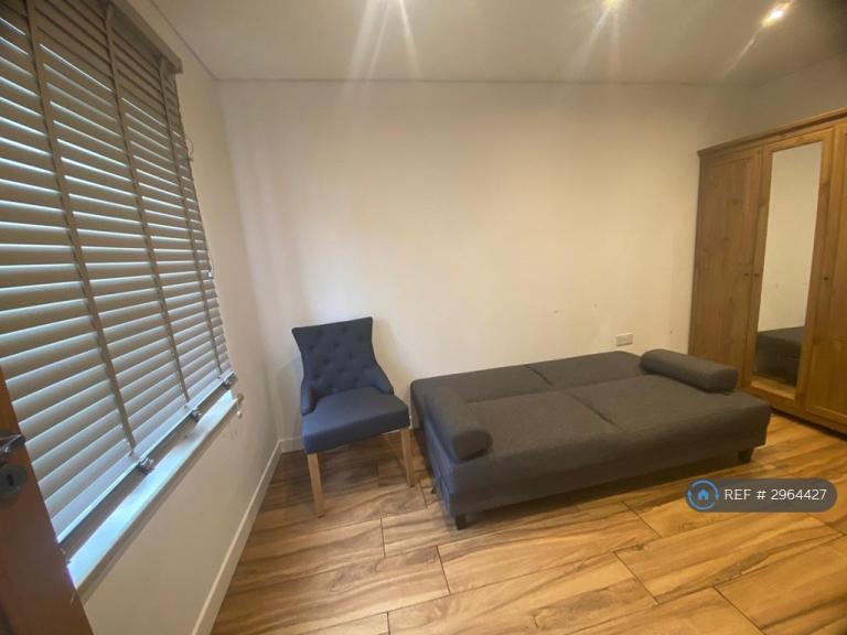 Room Saintbury Road in Glenfield