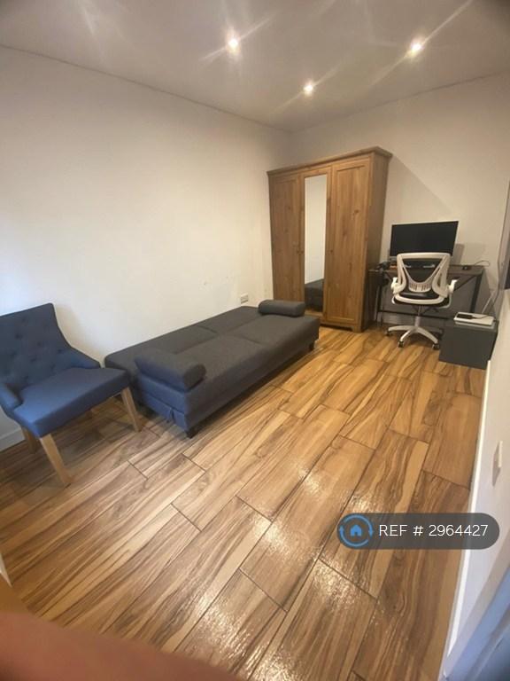 Room Saintbury Road in Glenfield