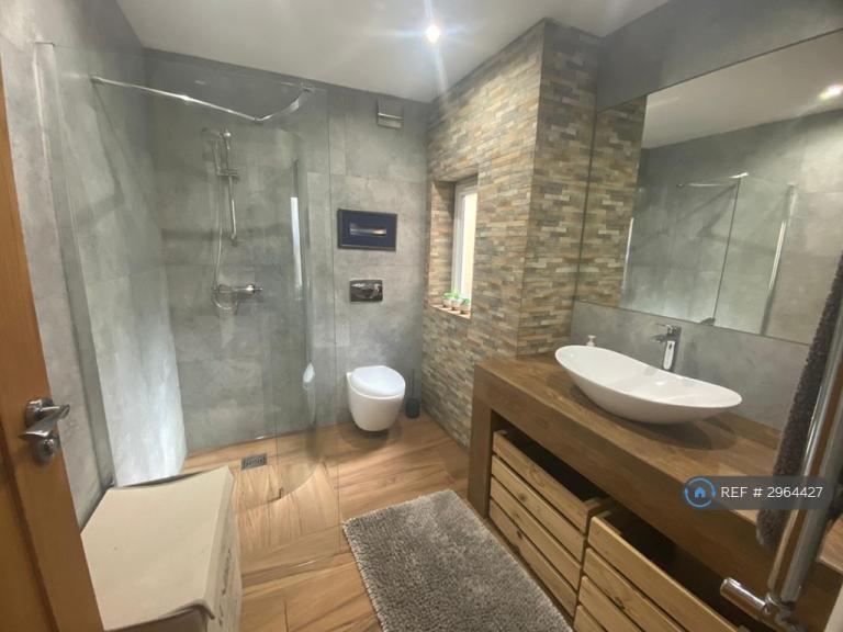 Room Saintbury Road in Glenfield