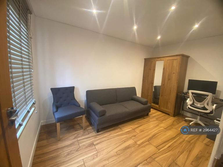 Room Saintbury Road in Glenfield