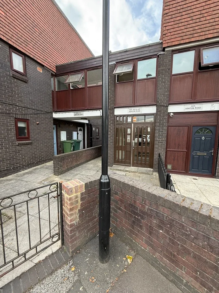 Flat Ashton Road in Greater London