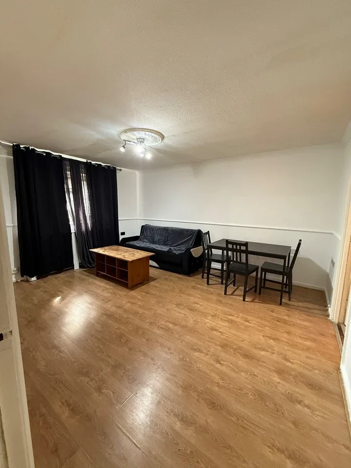 Flat Ashton Road in Greater London