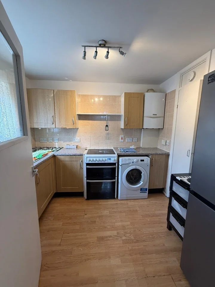Flat Ashton Road in Greater London