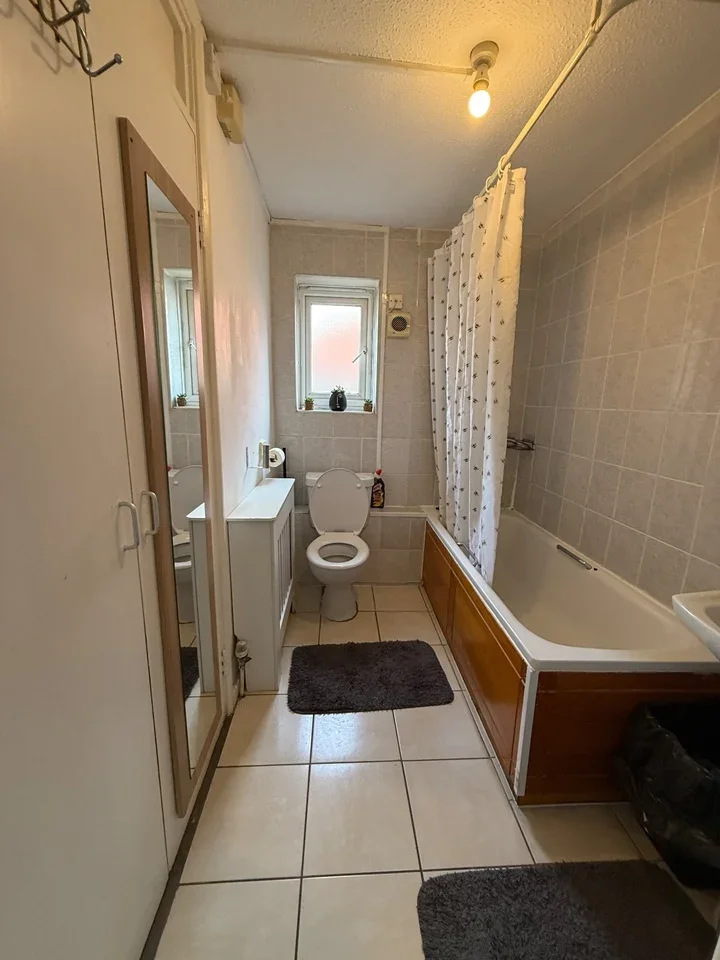 Flat Ashton Road in Greater London
