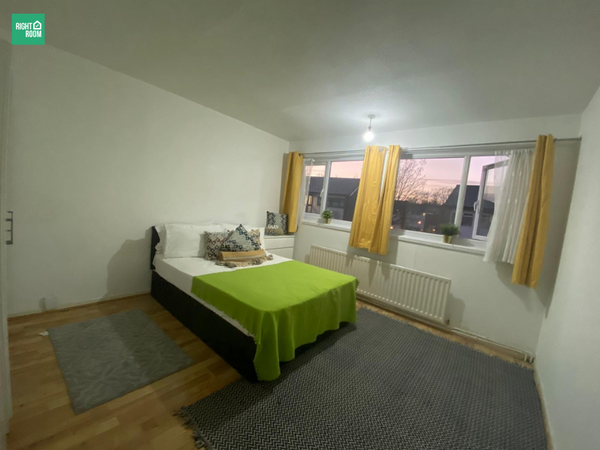 Flat Chesnut Road in London