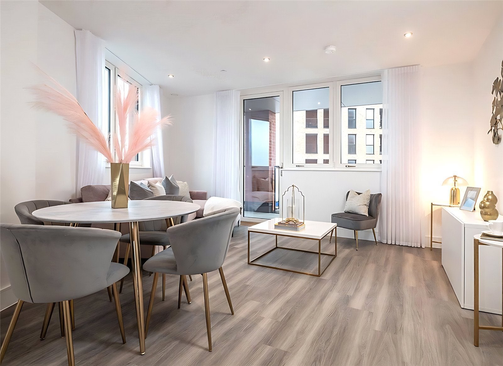 Flat Healum Avenue in Greater London