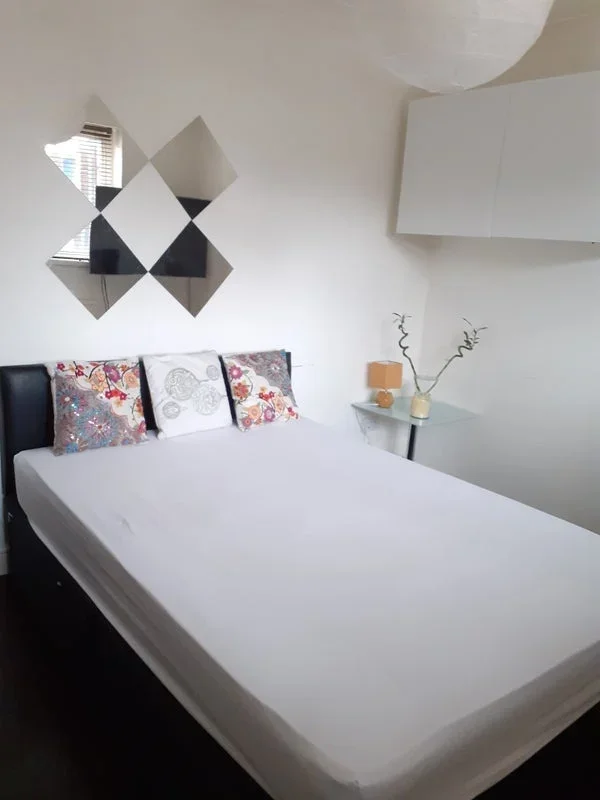 Flat Bath Road in Greater London