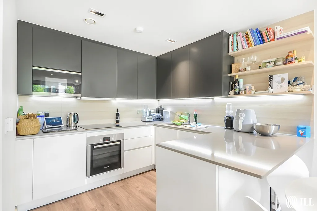 Flat Endymion Road in Greater London
