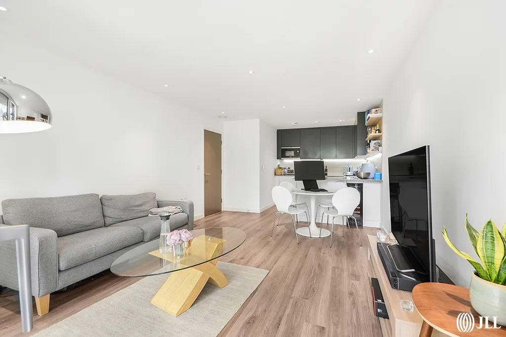 Flat Endymion Road in Greater London