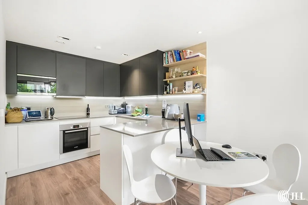 Flat Endymion Road in Greater London