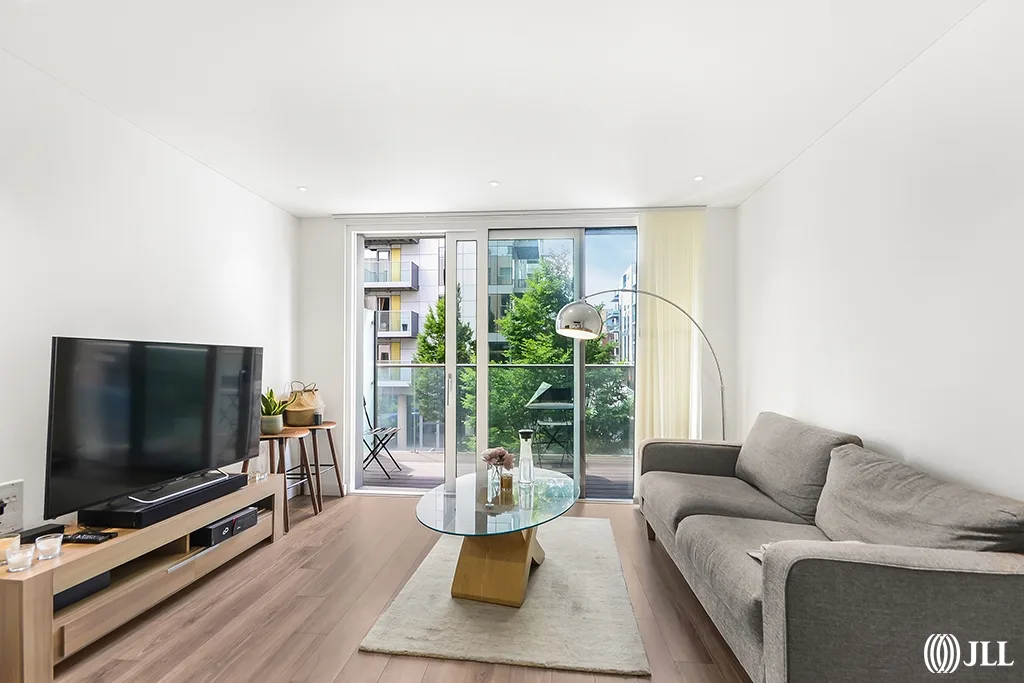 Flat Endymion Road in Greater London