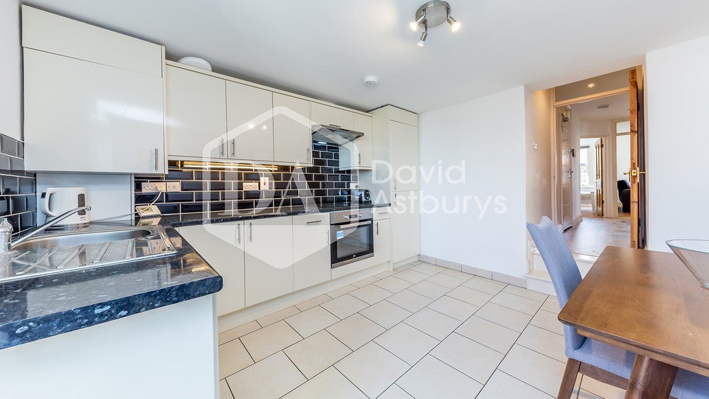 Flat Goodwyn's Vale in Greater London