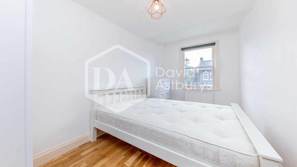 Flat Goodwyn's Vale in Greater London