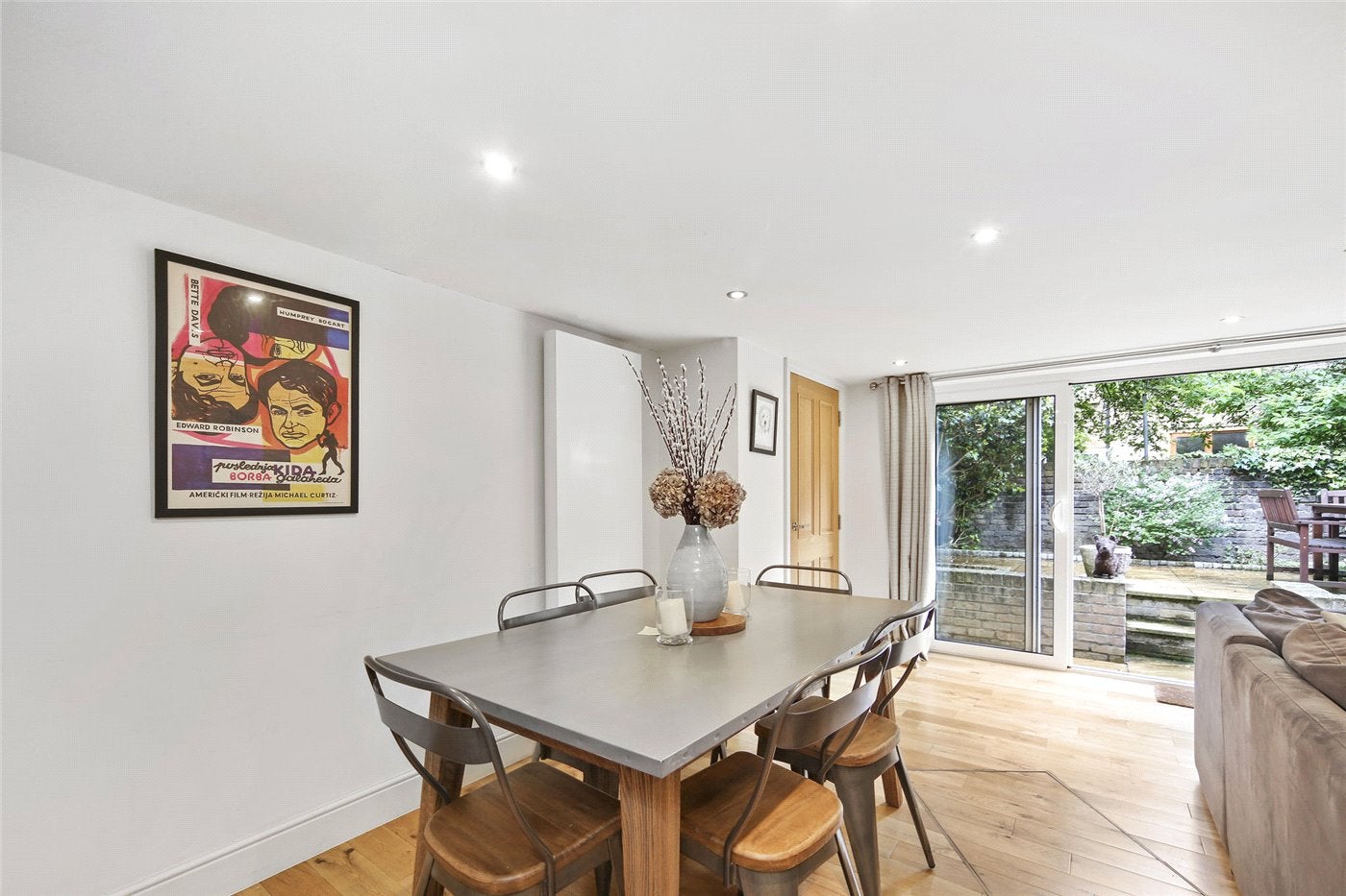 Flat Coningham Road in Greater London