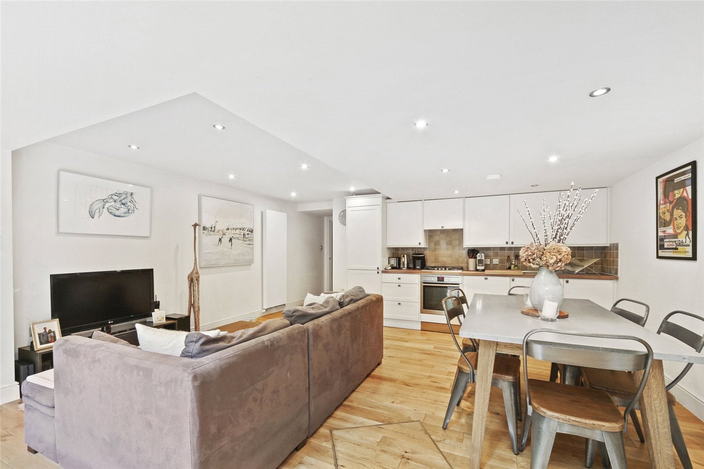 Flat Coningham Road in Greater London