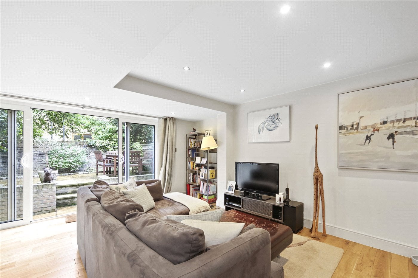 Flat Coningham Road in Greater London