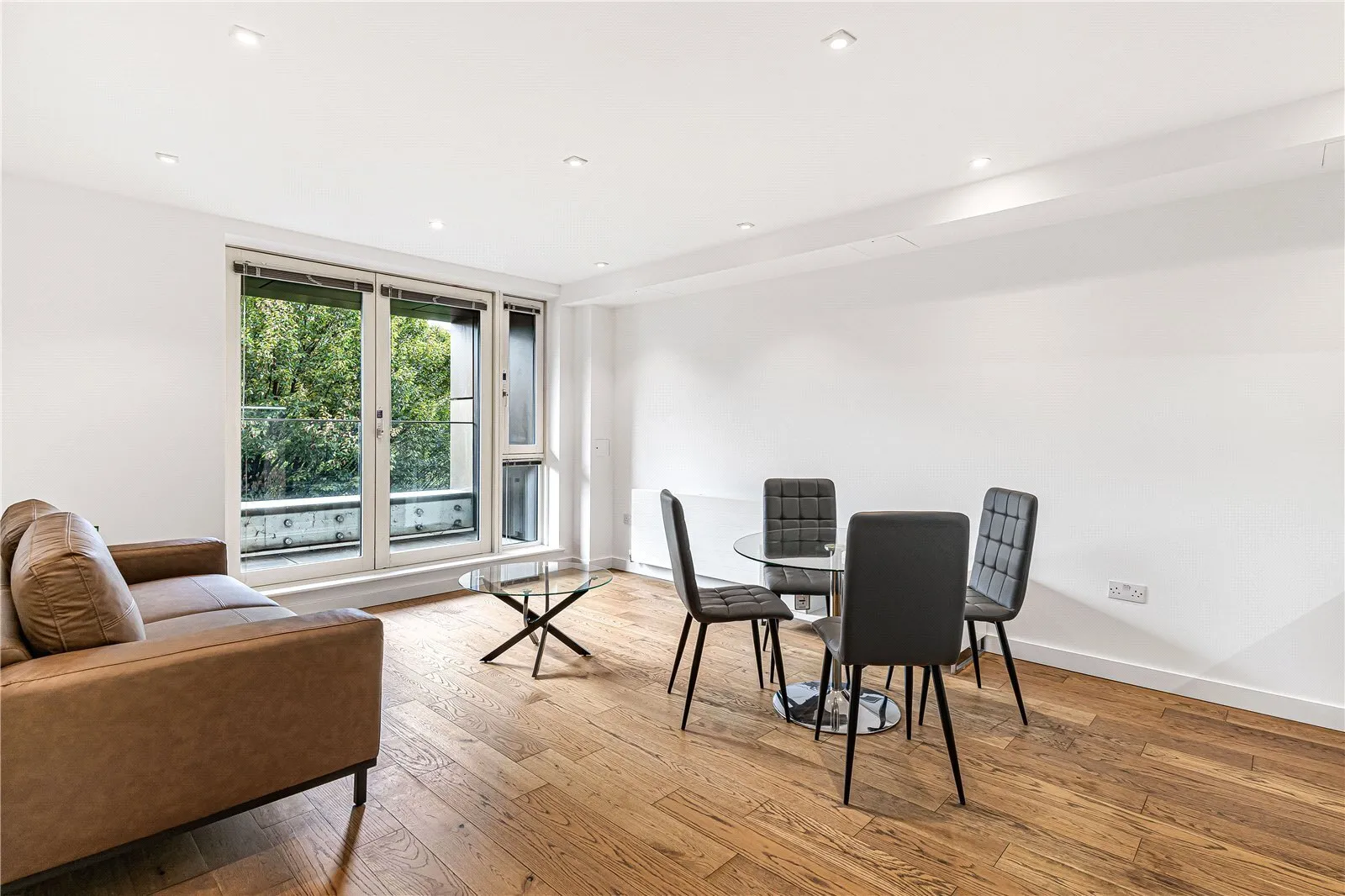 Flat Heneage Street in Greater London