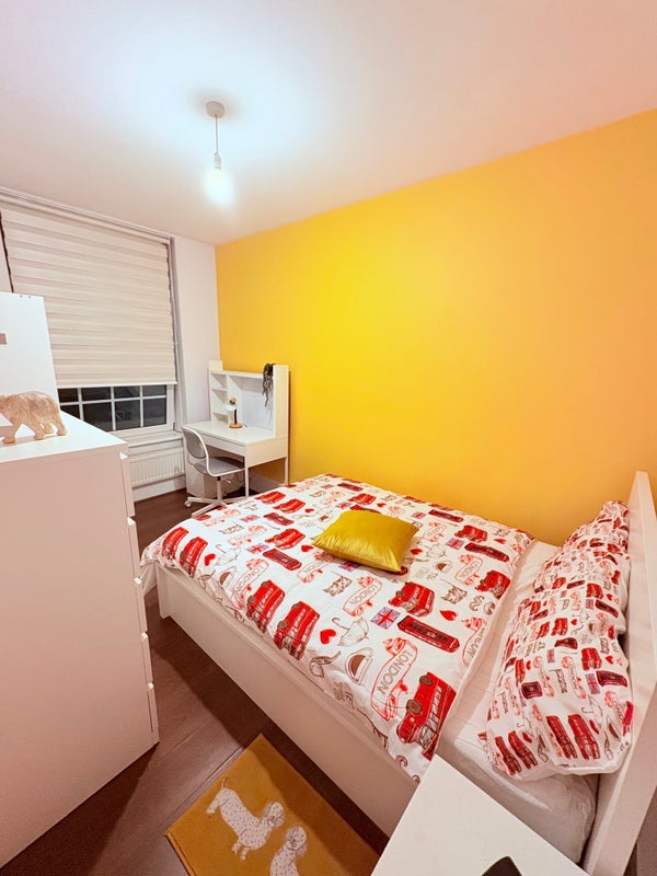 Flat Hanbury Street in Greater London