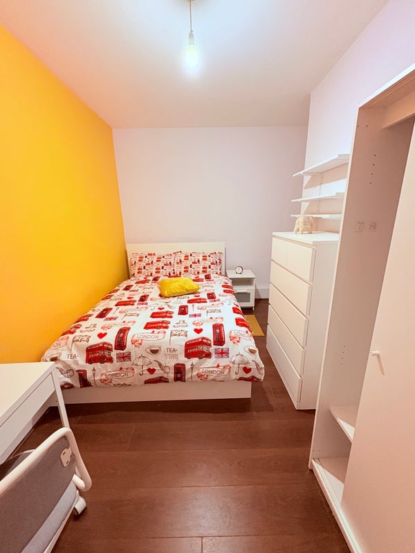 Flat Hanbury Street in Greater London