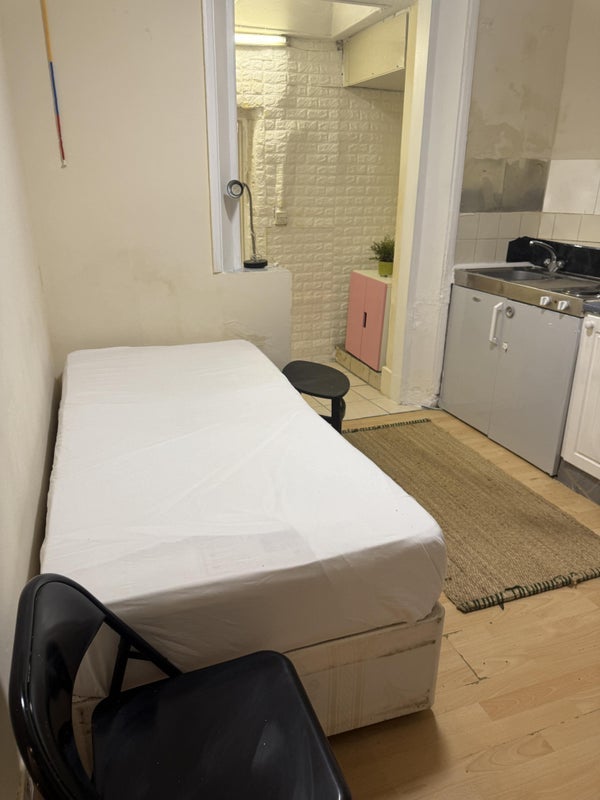 Flat Hazlitt Road in Greater London